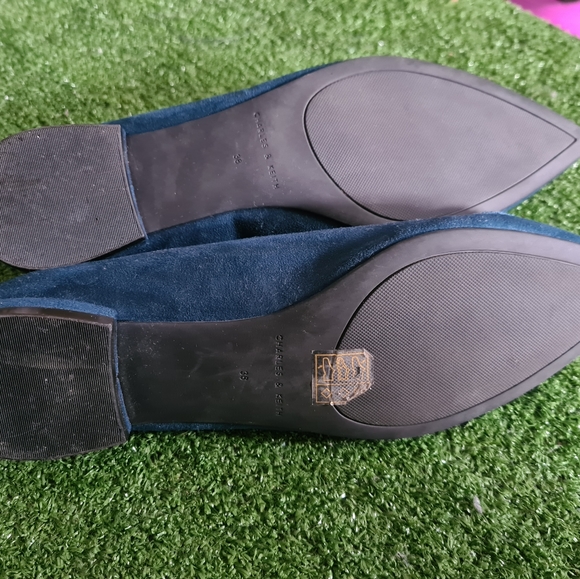 Charles and Keith green suede flats - Picture 5 of 7